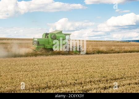 Bamberg, Deutschland 11. Juli 2020: Symbolische Bilder - 2020 Bauer bei der Getreideernte mit dem Mähdrescher auf einem Getreidefeld in Trosdorf bei Bamberg, Deutz M34.80, weltweit im Einsatz Stockfoto