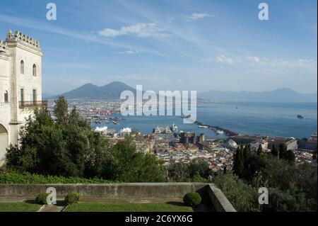 Europa, Italien, Kampanien, Neapel, Panorama der Stadt und Vesuv von Castel Sant'Elmo al Vomero aus gesehen. Stockfoto
