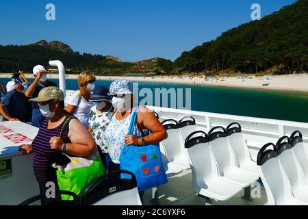 12. Juli 2020, Cies-Inseln, Galizien, Nordspanien: Passagiere mit Gesichtsmaske warten darauf, die Fähre von Vigo zu verlassen, um die Cies-Inseln, ein beliebtes Touristenziel vor der Küste Galiciens, zu erreichen. Spanien hat ab dem 21. Juni nach einer strengen Sperre zur Kontrolle des Covid 19 Coronavirus entspannte Reisebeschränkungen und viele Spanier kehren an die Strände zurück. Das Tragen von Gesichtsmasken ist im öffentlichen Verkehr immer noch obligatorisch. Stockfoto