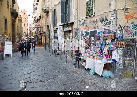 Europa, Italien, Kampanien, Neapel, S. Lorenzo, Port'Alba, Straßenmöbel, Angevin Wand. Stockfoto