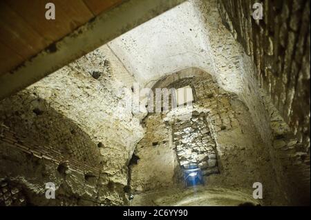 Europa, Italien, Kampanien, Neapel, Reste des griechisch-römischen Theaters in Privathaus in vico Cinquesanti. Beispiel für gemischte Netzhaut und Ziegelwand. Stockfoto