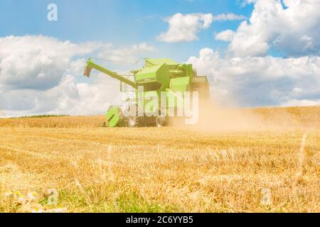 Bamberg, Deutschland 11. Juli 2020: Symbolische Bilder - 2020 Bauer bei der Getreideernte mit dem Mähdrescher auf einem Getreidefeld in Trosdorf bei Bamberg, Deutz M34.80, weltweit im Einsatz Stockfoto