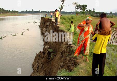 Ein abgelegenes Dorf der Distrikt Gaibandha, etwa 400 Km nördlich der Hauptstadt werden unter River. Der Fluss erosion ist schwerer in diesen Bereichen. Hunderte von Häusern werden durch den Fluss, Tausende von Menschen obdachlos ergriff. Riverbank erosion verdrängt mehr als 100.000 Menschen, die jährlich in Bangladesch, mit verheerenden sozialen und Armut Auswirkungen entlang der großen Flüsse des Landes, wo die Armut stark konzentriert ist. Gaibandha, Bangladesch. Juli 2, 2007. Stockfoto