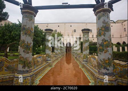 Europa, Italien, Kampanien, Neapel, Komplex des Klosters S. Chiara. Majolika Kreuzgang Stockfoto