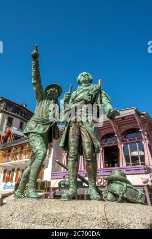 Statue der Bergsteiger Horace-Benedict de Saussure und Jacques Balmat zeigt auf Mont Banc in Chamonix. Savoie. Auvergne-Rhone-Alpes. Frankreich Stockfoto