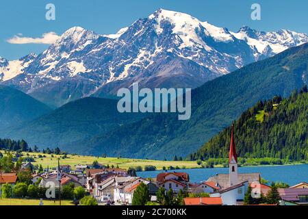 Südtirol, Italien Juli 2020: Impressionen von Südtirol Juli 2020 Blick vom Reschensee auf das Dorf St.Valentin auf die Haide mit linker Königsspitze und rechts Ortler, Vinschgau, Südtirol - weltweit im Einsatz Stockfoto