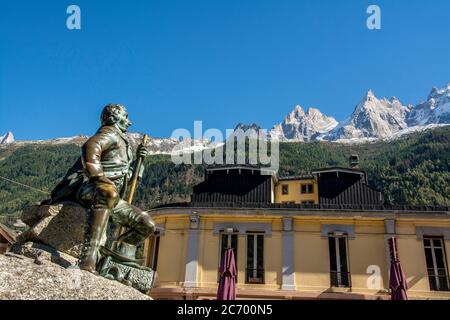 Statue von Michel Gabriel Paccard in Chamonix, Savoie, Auvergne-Rhone-Alpes, Frankreich Stockfoto