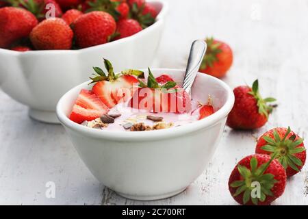 Schale mit gesundem Müsli mit Joghurt und frischen Erdbeeren Stockfoto