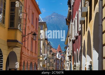 Italien. Juli 2020. Südtirol, Italien Juli 2020: Impressionen aus Südtirol Juli 2020 Meran, Lauben, Laubengasse mit der Zielspitze Quelle: dpa/Alamy Live News Stockfoto