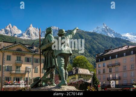 Statue der Bergsteiger Horace-Benedict de Saussure und Jacques Balmat zeigt auf Mont Banc in Chamonix. Savoie. Auvergne-Rhone-Alpes. Frankreich Stockfoto