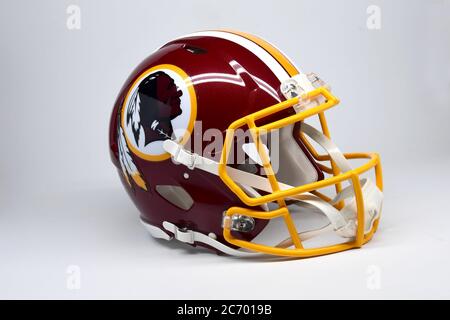 Un Washington Redskins logo è visibile su un cappello prima dell'Redskins  partita contro i Chicago Bears a FedEx in campo Landover, Maryland il 20  ottobre 2013. UPI/Kevin Dietsch Foto stock - Alamy