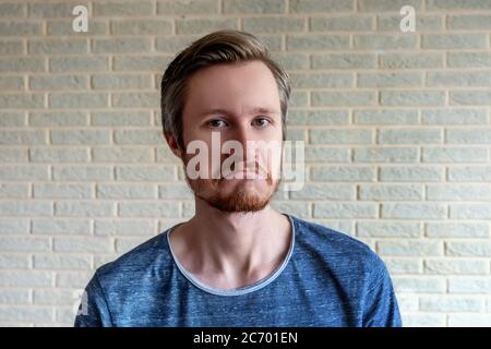 Gesichtsausdrücke traurig von jungen roten bärtigen Mann. Stockfoto