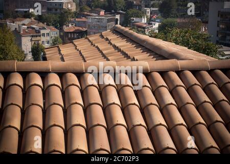 Fliesen auf altem Schlossdach, Architektur Hintergrund. Braune Dachziegel. Stockfoto