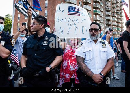 Eine Frau hält ein Schild hoch, das die NYPD bei einer Kundgebung der Blue Lives Matter in Brooklyn, New York, am 12. Juli 2020 unterstützt. (Foto von Gabriele Holtermann/Sipa USA) Quelle: SIPA USA/Alamy Live News Stockfoto