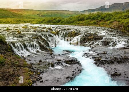 Bruarfoss Wasserfall mit türkisfarbenen Wasserfällen bei Sonnenuntergang, Island Stockfoto