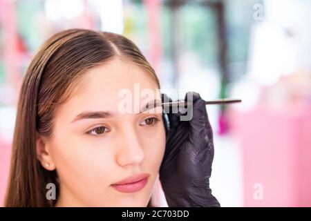 Frau Herstellung Augenbraue kosmetische Verfahren. Augenbraue Gestaltung Master Service ihr Kunde weiblich. Stockfoto