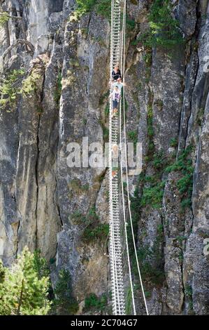 Europa, Italien, Piemont, Claviere, Tibetanische Brücke der Gorgias von S. Gervasio. Es ist die längste tibetische Brücke der Welt (544 Meter). Stockfoto