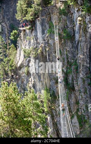 Europa, Italien, Piemont, Claviere, Tibetanische Brücke der Gorgias von S. Gervasio. Es ist die längste tibetische Brücke der Welt (544 Meter). Stockfoto