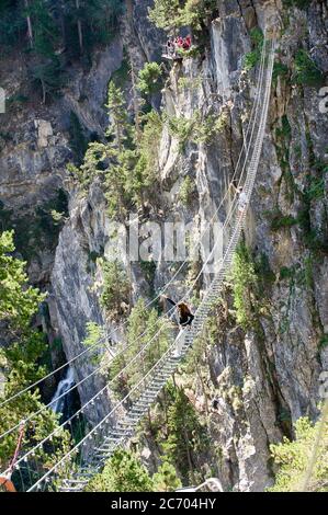 Europa, Italien, Piemont, Claviere, Tibetanische Brücke der Gorgias von S. Gervasio. Es ist die längste tibetische Brücke der Welt (544 Meter). Stockfoto