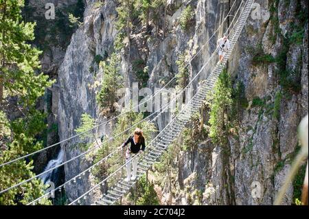 Europa, Italien, Piemont, Claviere, Tibetanische Brücke der Gorgias von S. Gervasio. Es ist die längste tibetische Brücke der Welt (544 Meter). Stockfoto