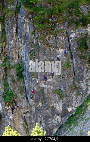 Europa, Italien, Piemont, Claviere, Tibetanische Brücke der Gorgias von S. Gervasio. Es ist die längste tibetische Brücke der Welt (544 Meter). Stockfoto