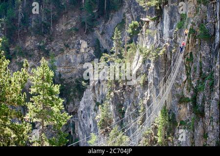 Europa, Italien, Piemont, Claviere, Tibetanische Brücke der Gorgias von S. Gervasio. Es ist die längste tibetische Brücke der Welt (544 Meter). Stockfoto