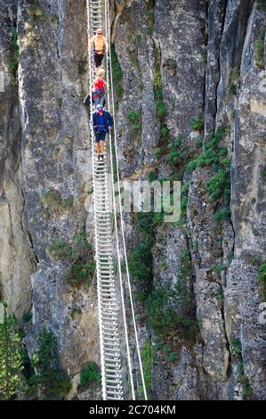 Europa, Italien, Piemont, Claviere, Tibetanische Brücke der Gorgias von S. Gervasio. Es ist die längste tibetische Brücke der Welt (544 Meter). Stockfoto