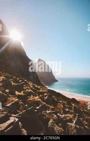 Norwegen Landschaft Kvalvika Sandstrand Meer und Felsen in Lofoten Inseln Natur schöne Reiseziele sonniges Wetter Sommersaison Stockfoto