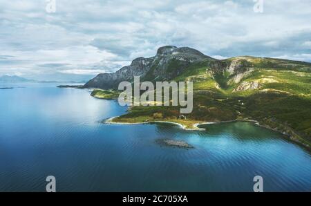 Luftaufnahme Sandhornoya Insel in Norwegen Berge und blaues Meer Drohne Natur Landschaft skandinavische Natur Sommersaison Landschaft Stockfoto