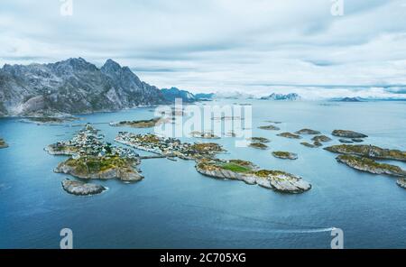 Lofoten Inseln in Norwegen Luftbild Henningsvaer Dorf schöne Reiseziele Drohne Landschaft blaues Meer skandinavische Natur Stockfoto