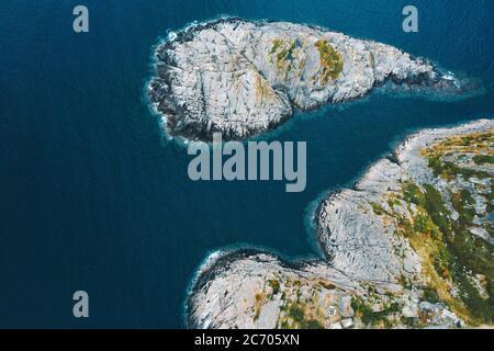 Luftaufnahme felsige Inseln und blaues Meer Drohnen Landschaft in Norwegen Ozean Wasser Reise schöne Ziele skandinavische Natur top down Landschaft Stockfoto