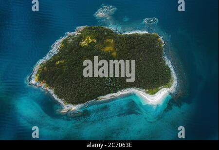 Luftaufnahme unbewohnte Insel in Ozean Drohne Landschaft in Norwegen über Wald Bäume und blaues Meerwasser skandinavische Natur top down Landschaft Stockfoto