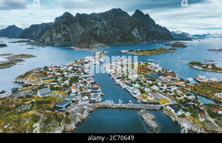 Luftaufnahme des Dorfes Henningsvaer in Norwegen Lofoten-Inseln berühmte Reiseziele Drohne Blick felsige Berge über dem Meer Stockfoto