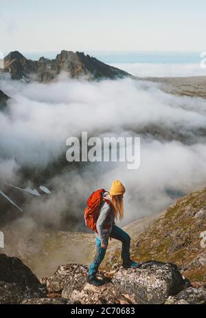 Aktive Frau Wandern mit Rucksack in den Bergen über Wolken Reisen Outdoor Klettern Abenteuer Urlaub aktiv gesunden Lebensstil Bergsteigen in Stockfoto
