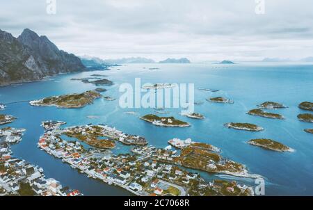 Luftaufnahme des Henningsvaer Dorfes in Norwegen Lofoten Inseln Reiseziele Drohne Natur Landschaft Stockfoto