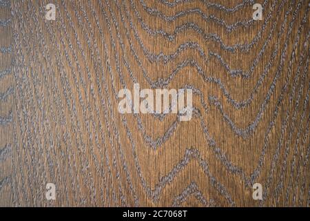 Dunkler Holzbrauner Hintergrund. Gestreifter Baum mit Fasern. Textur Tapete. Stockfoto