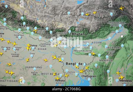 Flugverkehr über Tibet, Nepal, Bhutan, Bangladesch, Indien und Myanmar (13. juli 2020, UTC 08.18) mit Flightradar 24 Standort von Svenska Resenätverket ab Stockfoto