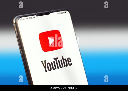 KIEW, UKRAINE-JUNI, 2020: YouTube Mobile Anwendung auf dem Handy-Bildschirm. Nahaufnahme von Smartphone mit Youtube-Anwendung. Stockfoto