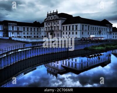 Oranienburg, Deutschland. Juli 2020. Die Burg Oranienburg (Brandenburg) spiegelt sich im Wasser während der langen Belichtung am Abend. Quelle: Paul Zinken/dpa/Alamy Live News Stockfoto