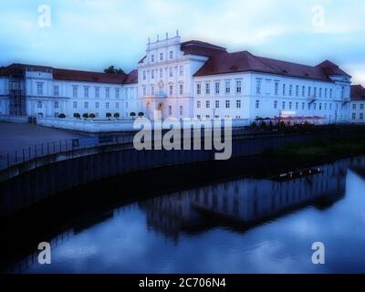 Oranienburg, Deutschland. Juli 2020. Die Burg Oranienburg (Brandenburg) spiegelt sich im Wasser während der langen Belichtung am Abend. Quelle: Paul Zinken/dpa/Alamy Live News Stockfoto