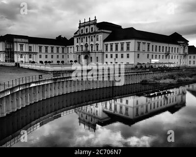 Oranienburg, Deutschland. Juli 2020. Die Burg Oranienburg (Brandenburg) spiegelt sich im Wasser während der langen Belichtung am Abend. Quelle: Paul Zinken/dpa/Alamy Live News Stockfoto