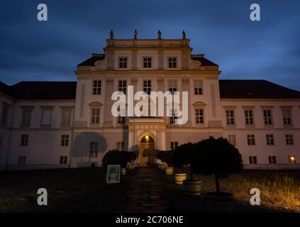 Oranienburg, Deutschland. Juli 2020. Die Burg Oranienburg (Brandenburg) spiegelt sich im Wasser während der langen Belichtung am Abend. Quelle: Paul Zinken/dpa/Alamy Live News Stockfoto