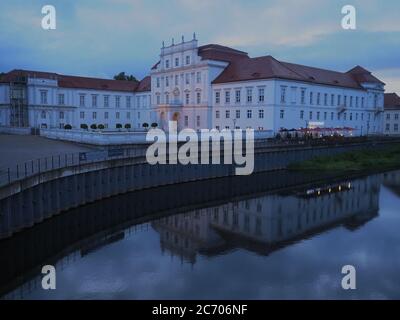 Oranienburg, Deutschland. Juli 2020. Die Burg Oranienburg (Brandenburg) spiegelt sich im Wasser während der langen Belichtung am Abend. Quelle: Paul Zinken/dpa/Alamy Live News Stockfoto