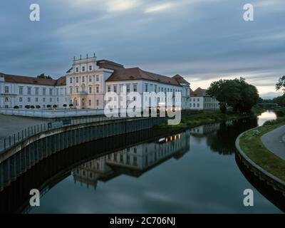 Oranienburg, Deutschland. Juli 2020. Die Burg Oranienburg (Brandenburg) spiegelt sich im Wasser während der langen Belichtung am Abend. Quelle: Paul Zinken/dpa/Alamy Live News Stockfoto