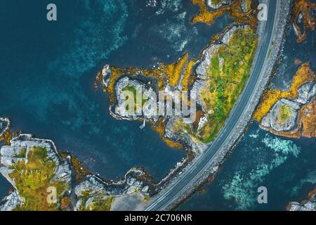 Atlantikstraße und Meer in Norwegen Luftbild Reise schöne Ziele top down Drohne Landschaft von oben Stockfoto