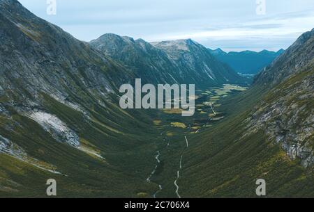 Luftaufnahme Berge Tal Landschaft in Norwegen Reiseziele Romsdalen Natur Sommer Saison Landschaft Stockfoto