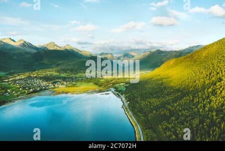 Luftaufnahme Fjord und Wald Berge Landschaft in Norwegen Reiseziele Natur Andalsnes Sommersaison Landschaft Stockfoto