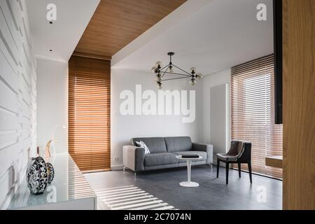 Moderne Wohnung in weiß und grau mit Holzjalousien und Holzelementen gestaltet Stockfoto