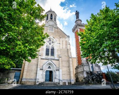 Vorderansicht der Kapelle Notre-Dame de Pipet eine Kirche mit einer Statue der Jungfrau Maria in Vienne Isere Frankreich Stockfoto