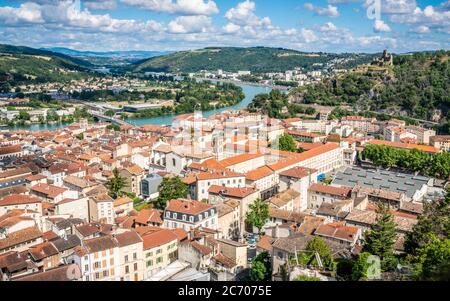 Panorama von Vienne mit der Altstadt und Blick auf das mittelalterliche Schloss von la Batie in Vienne Isere Frankreich Stockfoto